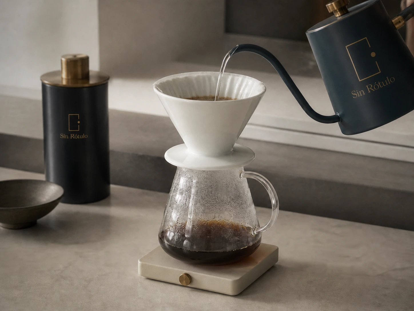 Vertido de filtrado V60 sobre jarra de vidrio